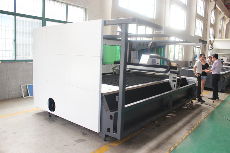 آلة القطع بالليزر للصفائح المعدنية IPG 700w الصين الصانع